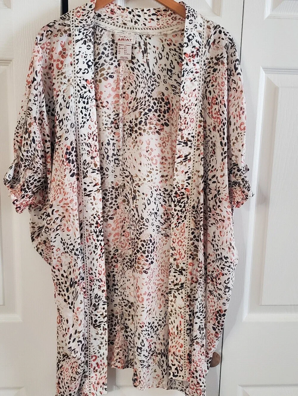 ARIAT SWEET SPRING KIMONO WRAP. MED/LARGE. ANIMAL PRINT